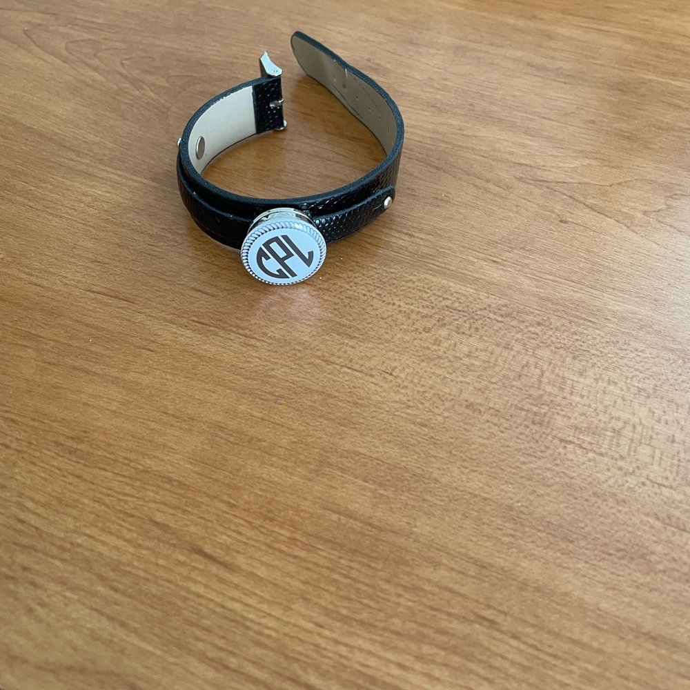 Snap bracelet.  Can change to any snap you want.